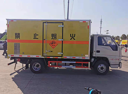 达坂城爆破器材运输车技术升级与安全合规新趋势